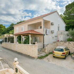 Apartmanok Parkolóhellyel Postira, Brac - 2948 Postira