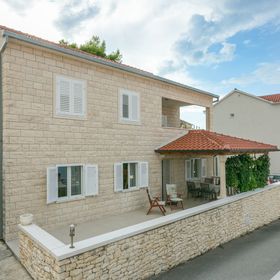 Apartmanok Parkolóhellyel Postira, Brac - 2948 Postira