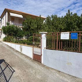 Apartmanok és Szobák Parkolóhellyel Trogir - 13102