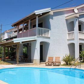 Apartmanok Családok Részére Medencével Banjol, Rab - 3215 Banjol