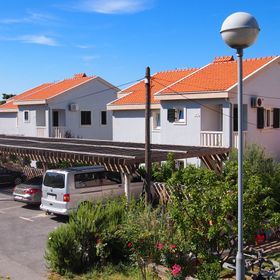 Apartmanok Családok Részére Medencével Banjol, Rab - 3215 Banjol