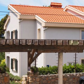 Apartmanok Családok Részére Medencével Banjol, Rab - 3215 Banjol