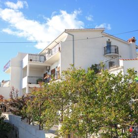 Apartmanok A Tenger Mellett Mali Rat, Omis - 10014 Mali Rat