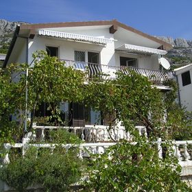 Apartmanok Parkolóhellyel Pisak, Omis - 1009 Pisak