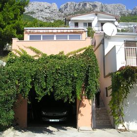 Apartmanok Parkolóhellyel Pisak, Omis - 1009 Pisak