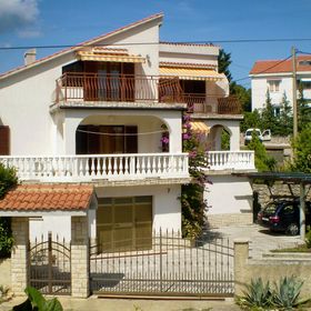 Apartmanok Parkolóhellyel Pinezici, Krk - 5319 Pinezići