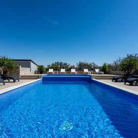 Apartmanok Családok Részére Medencével Valbandon, Fazana - 2201 Valbandon