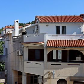 Apartmanok és Szobák Parkolóhellyel Vrbnik, Krk - 5302 Vrbnik
