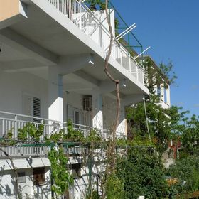 Apartmanok Parkolóhellyel Grebastica, Sibenik - 13978 Grebaštica