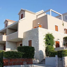 Apartmanok Parkolóhellyel Postira, Brac - 5617 Postira