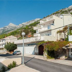 Apartmanok Parkolóhellyel Pisak, Omis - 2827 Pisak