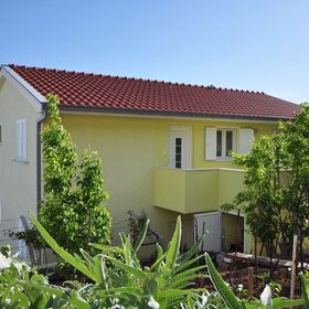 Apartmanok Parkolóhellyel Pisak, Omis - 2827 Pisak
