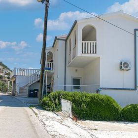 Apartmanok Parkolóhellyel Pisak, Omis - 5975 Pisak