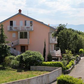 Apartmanok és Szobák Parkolóhellyel Njivice, Krk - 5398 Njivice