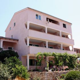 Apartmanok és Szobák Parkolóhellyel Barbat, Rab - 5070 Barbat