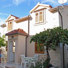 Apartmanok Parkolóhellyel Supetar, Brac - 6037 Supetar