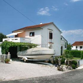 Apartmanok Parkolóhellyel Vantacici, Krk - 5566 Vantačići