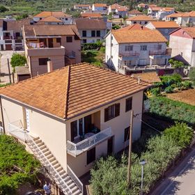 Apartmanok és Szobák Parkolóhellyel Jelsa, Hvar - 4028 Jelsa