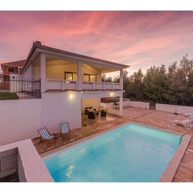 Villa More with pool and garden Rovanjska