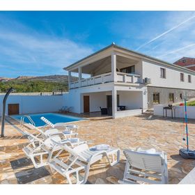 Villa More with pool and garden Rovanjska