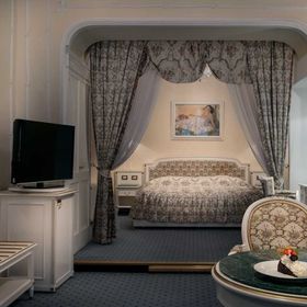 AMBASSADOR - ZLATÁ HUSA Praha