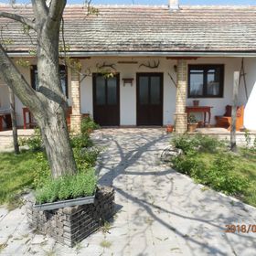 Flóra Vendégház Tass