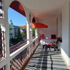 Apartament w dzielnicy nadmorskiej z dużym balkonem 