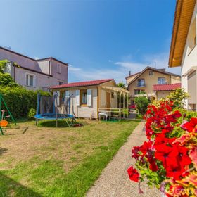 Pod Lasem - domki i pokoje gościnne