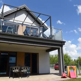 Dom przy żywych palmach i jeziorze. Luksus i relax