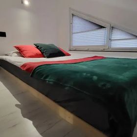 BLACK & WHITE HOUSES