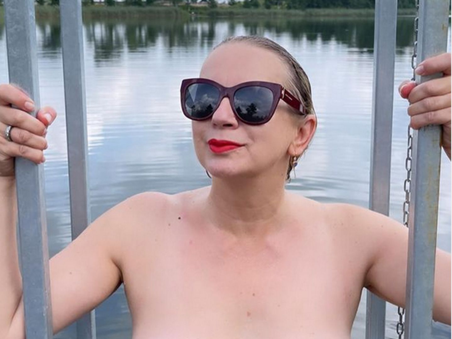 Marzena Rogalska pozuje topless. Internauci: 