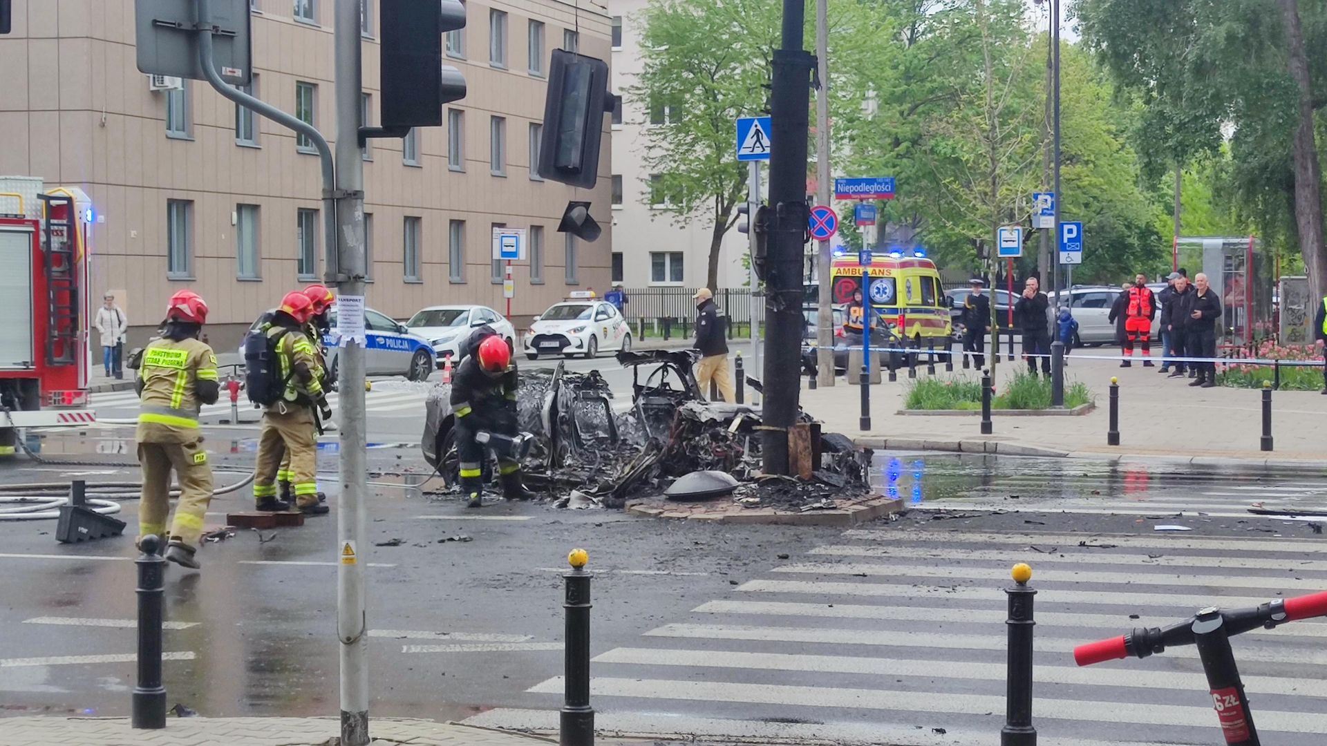 Jedyna sztuka w Polsce. Luksusowe auto spłonęło w centrum Warszawy