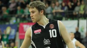 Jordan Hulls zagra z Dardanem Berishą