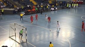 Zawodnik futsalu sprytnie oszukał bramkarza. Piękny gol z rzutu karnego