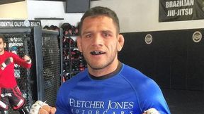 Pokazał zdjęcie złamanej stopy. Rafael dos Anjos przeprosił kibiców MMA