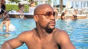 Mayweather chwali się majątkiem. Rozłożył na stole mnóstwo plików z banknotami