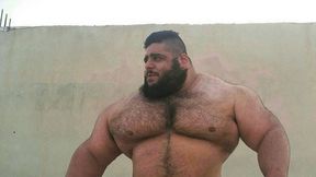 Waży 155 kilogramów, a kibice mówią na niego "Hulk". To sztangista z Iranu