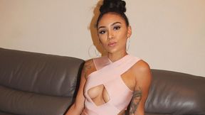 Zgrabne nogi i kuszący biust to jej atuty. Oto dziewczyna gracza Arsenalu