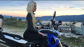 Milanistka, fanka szybkich motorów i kolarstwa. To modelka "Playboya"