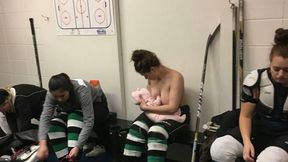 Poruszająca chwila w hokejowej szatni. Gwiazda karmiła córkę... w przerwie meczu