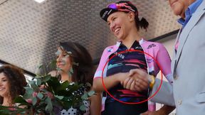 Giro Rosa. Niekończący się uścisk dłoni. Katarzyna Niewiadoma z długimi gratulacjami