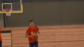 Robert Lewandowski jak LeBron James! Zobacz niesamowity rzut piłkarza Bayernu (wideo)