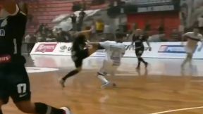 Brutalny faul w futsalu. Zawodnik kopnięty w głowę