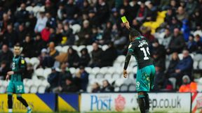 The Championship. Niecodzienna sytuacja w meczu Swansea. Piłkarz pokazał żółtą kartkę sędziemu