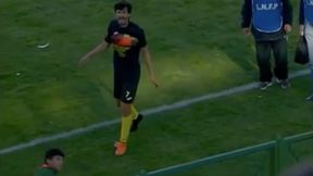 Piłka nożna. Skandaliczna sytuacja. Piłkarz zaatakował chłopca podającego piłki (wideo)