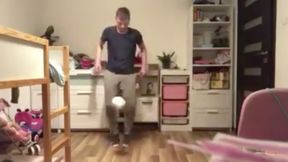 Koronawirus. Zamienił piłkę na papier toaletowy. Futsalista rzucił nietypowe wyzwanie (wideo)
