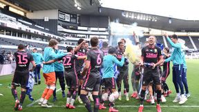 The Championship. Leeds świętuje awans do Premier League. Mateusz Klich tańczy break dance i wskakuje na trybuny