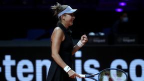 Belinda Bencić przetrwała pod osłoną nocy. Kiki Bertens za burtą