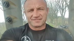 "Zostanę krecikiem". Mariusz Pudzianowski wziął zabawkę dla dużych chłopców i ruszył na pomoc