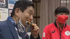 Polityk ugryzł medal i wywołał potężną aferę! "Wymówka więcej niż żenująca"